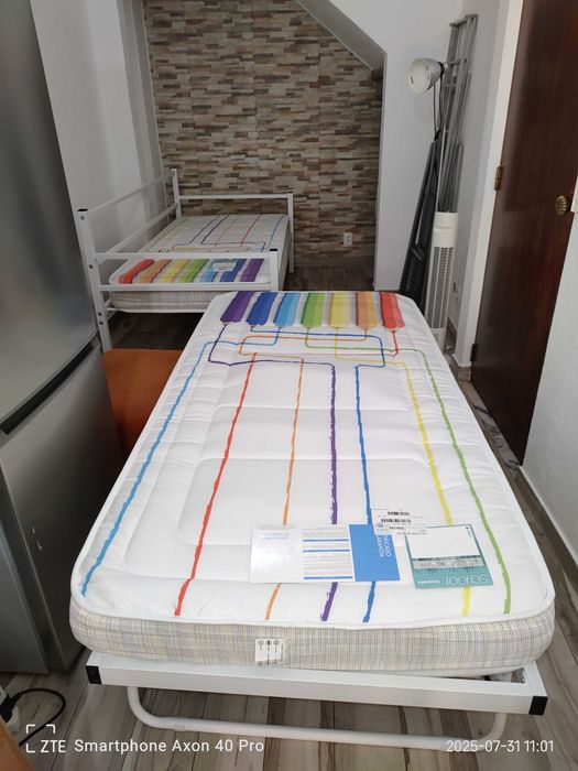 Cama dupla com Colchões