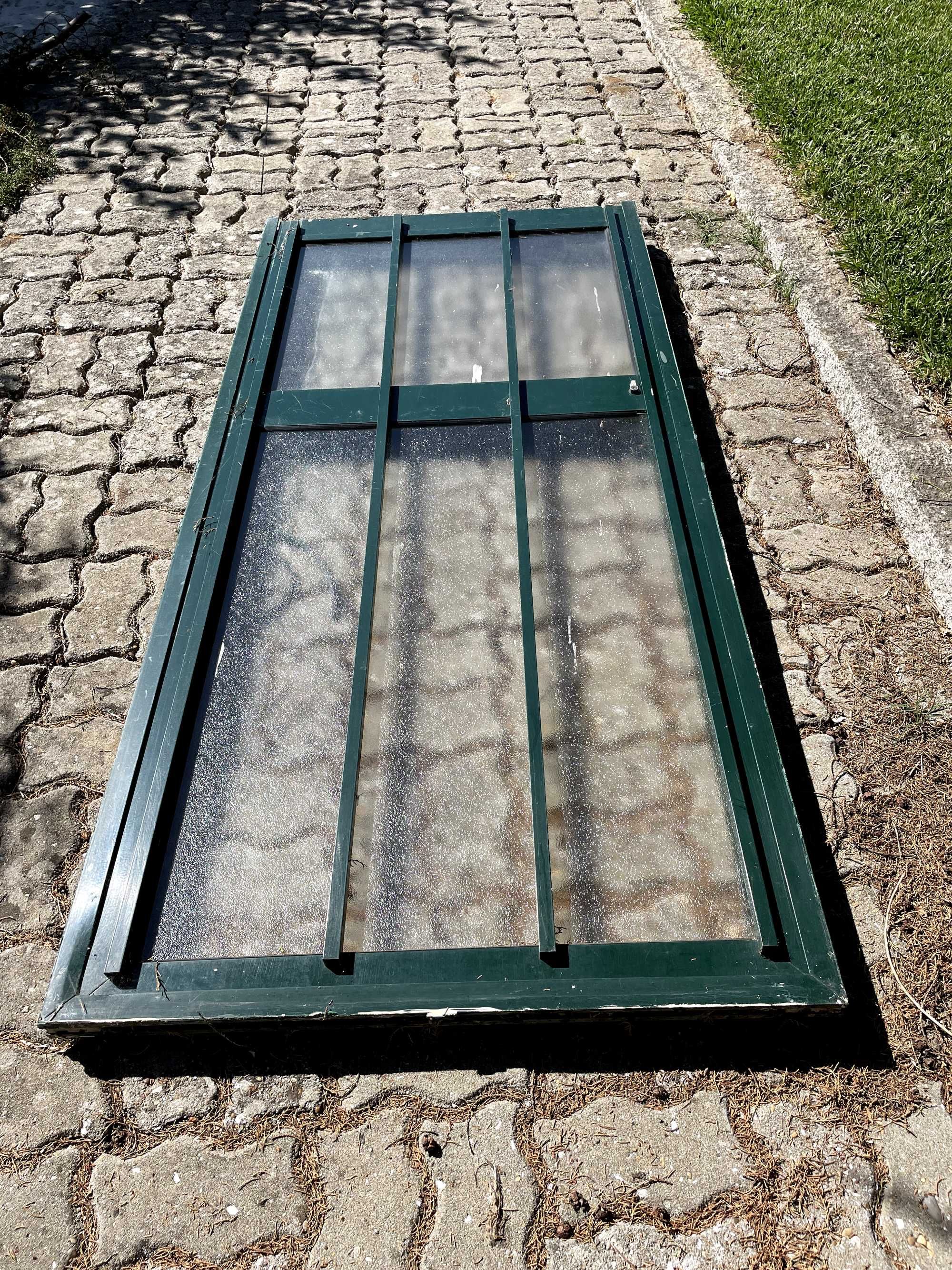 Porta de alumínio verde com vidro