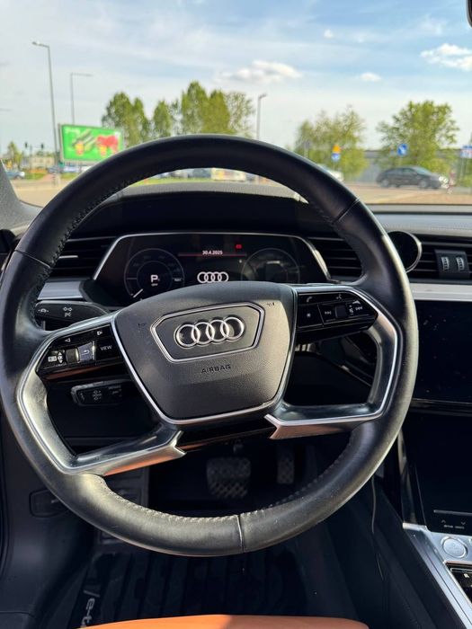 Авто Audi E-tron 55