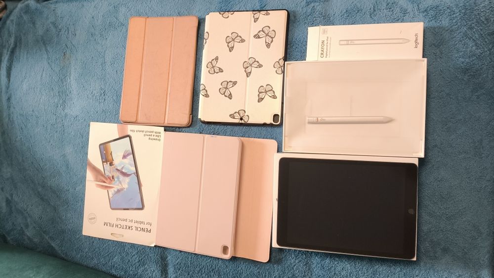 iPad 9. generacji 64 GB + 3 etui, klawiatura i Logitech Crayon — Gdyni