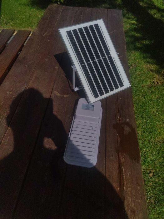 Lampa zewnętrzna LED z panelem slonecznym