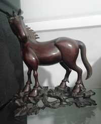 Cavalo delicadamente esculpido em madeira. Arte Oriental