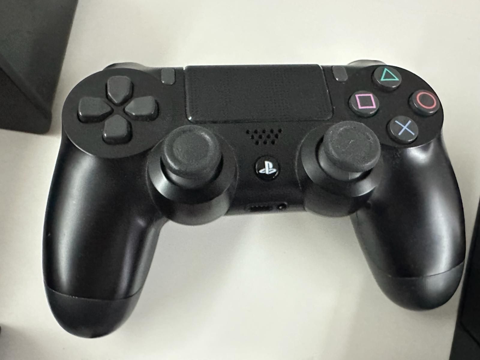 PS4 usada, incluí comando com capa e base de suporte e carregamento