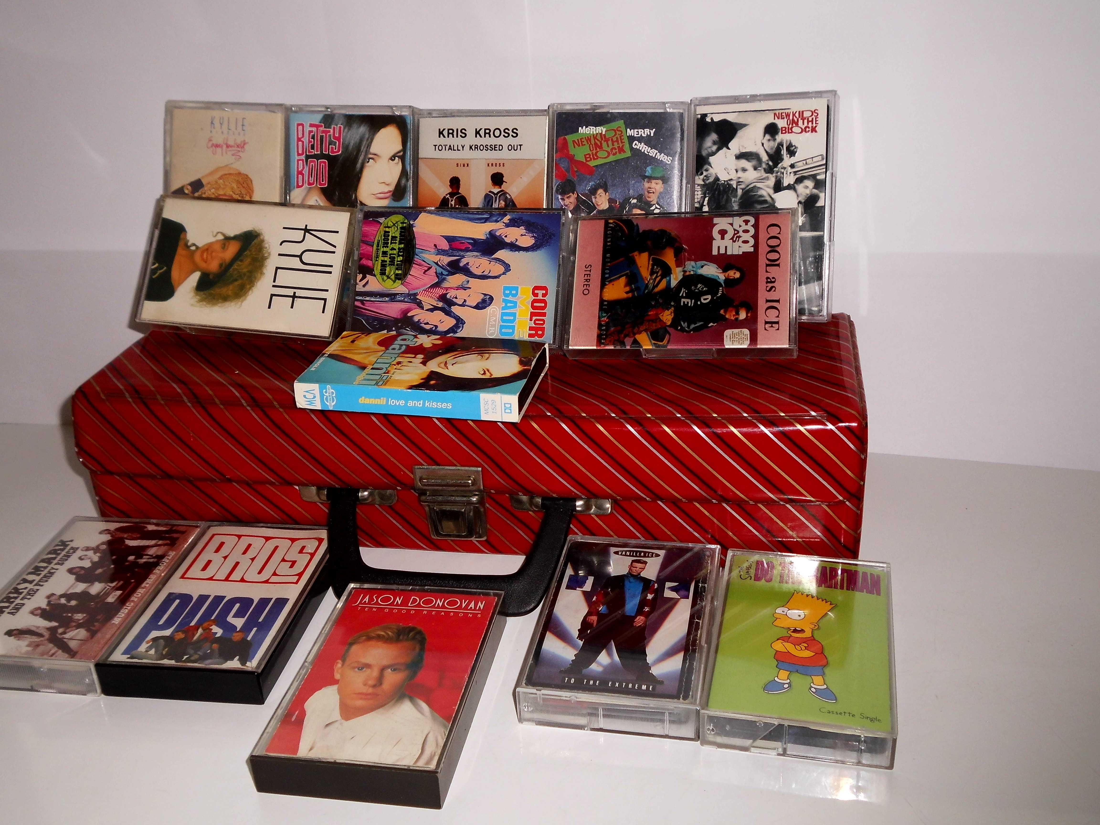 Kolekcja kaset z muzyką lat80/90tych w futerale