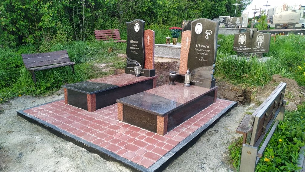Бруківка довкола пам'ятника , гранітна бруківка , тротуарна плитка.