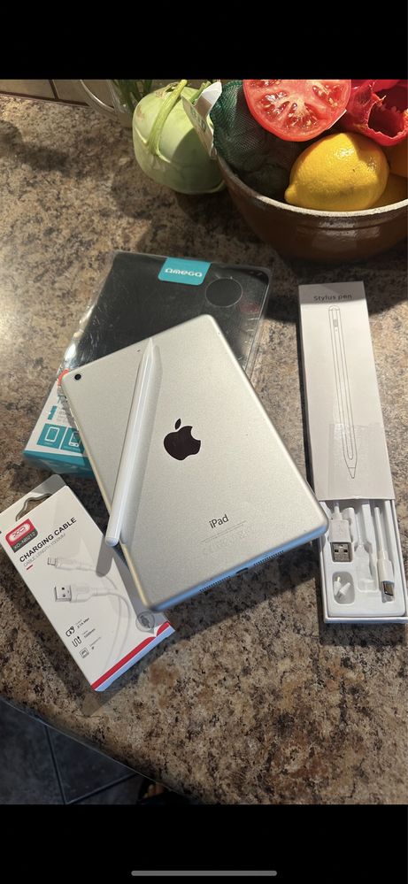 Tablet iPad Apple + nowe etui - cały zestaw