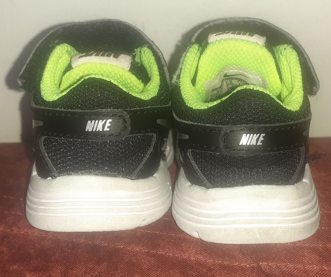 Sapatilhas nike (tamanho 17, usadas em bom estado)