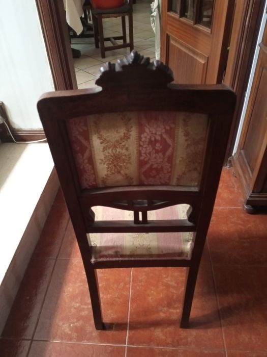 Canapé e duas cadeiras acolchoadas e forradas a tecido