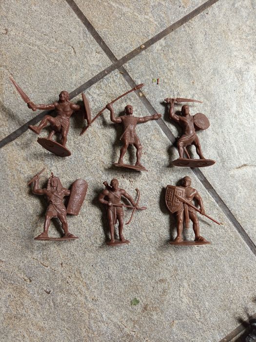 Продам солдатики ковбойцы.