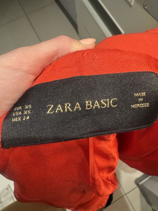 Czerwony zakiet zara