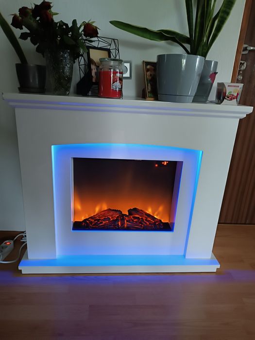 Kominek elektryczny z funkcją GRZEWCZĄ