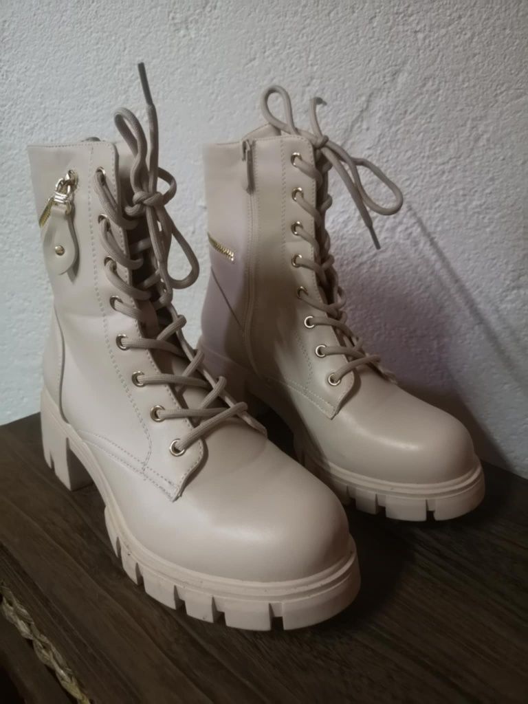 Botas beges novas
