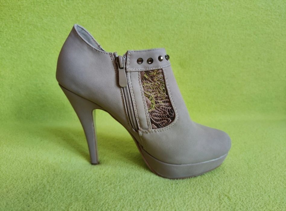 Beżowe botki na szpilce