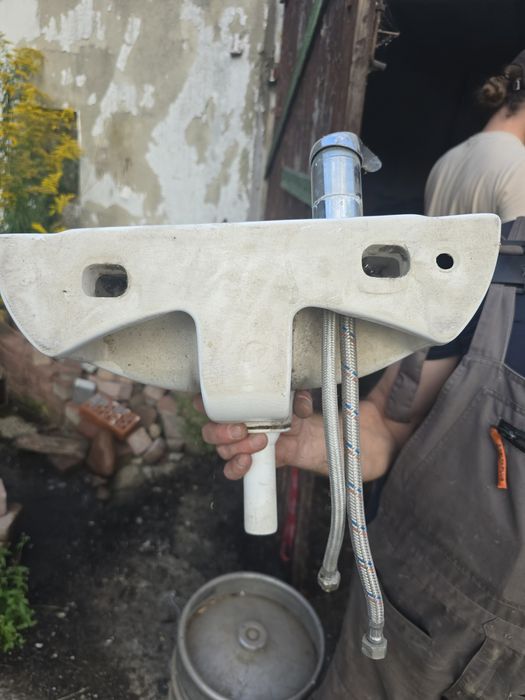 Umywalka łazienkowa mała z baterią