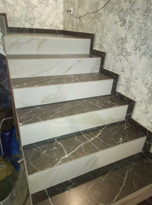 Czarne antypoślizgowe płytki na schody z żyłką 120x30 mrozoodporne