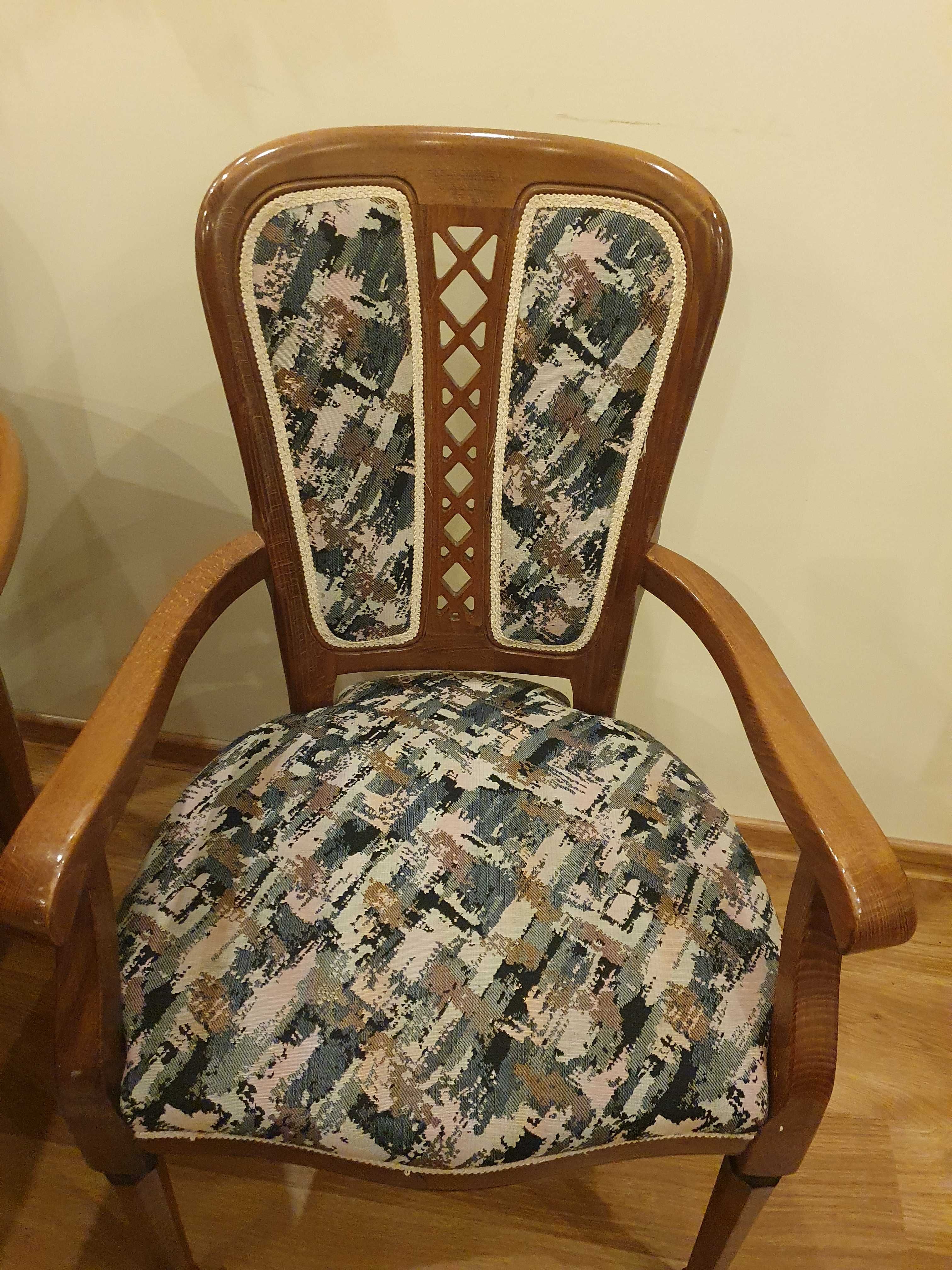 Stół rozkładany z 6 krzeslami z drewna orzechowego.