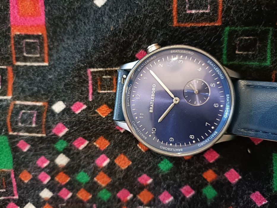Relógio marca Brattleboro azul e prateado fosco
