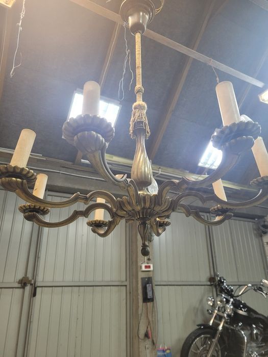 Żyrandol 8-ramienny, mosiężny.