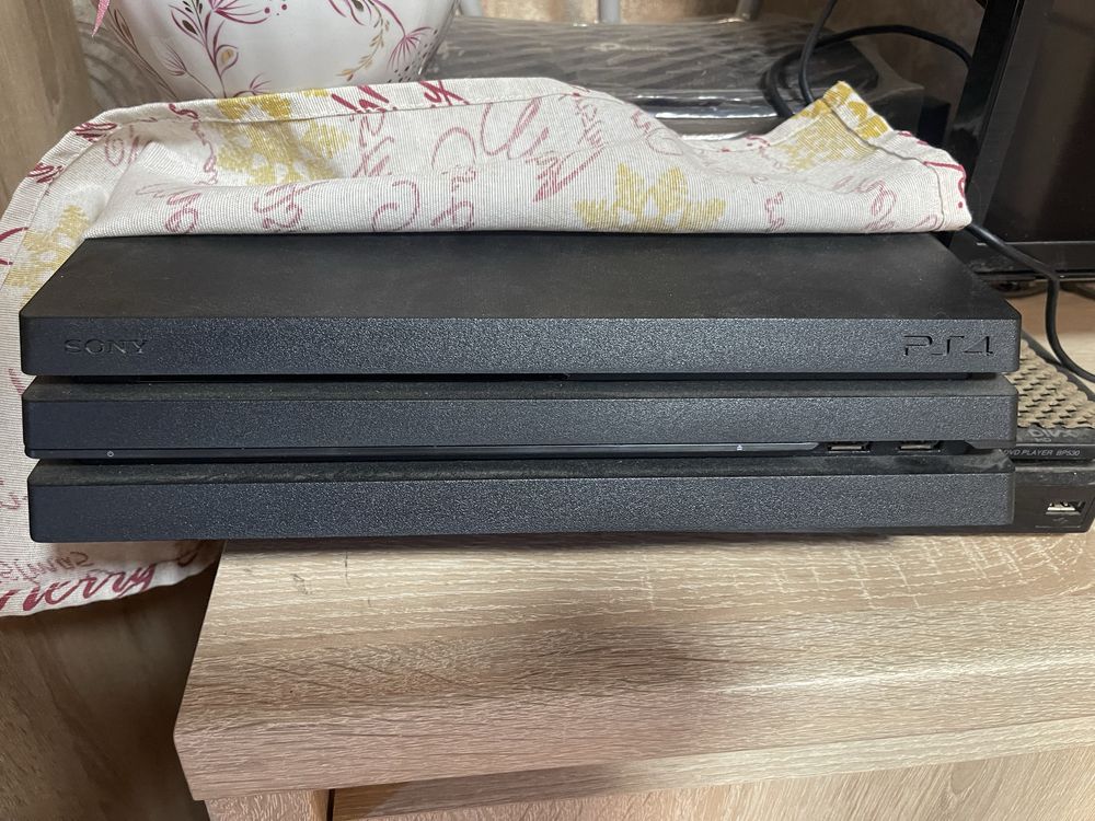 Продам PS4 PRO 1 Tb