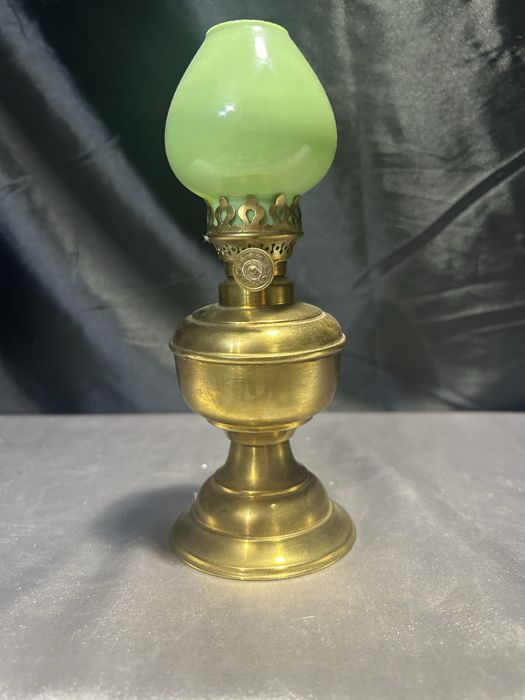 Lampa Naftowa z Mosiądzu i Zielonym Kloszem