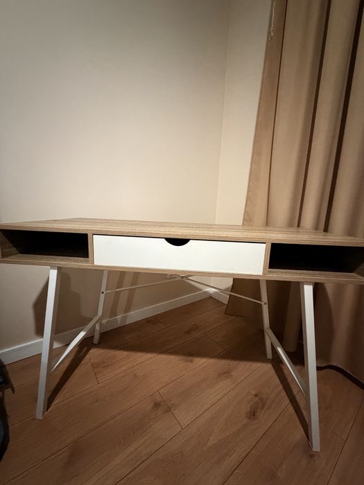 Biurko z szufladą i półkami