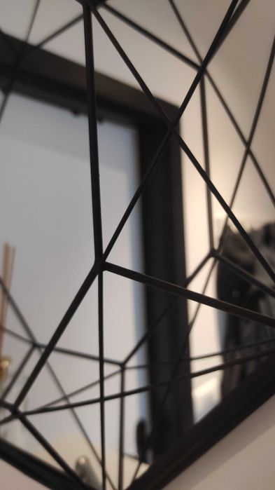 Espelho decorativo 46x46cm octógono regular c/ grades e moldura preta.