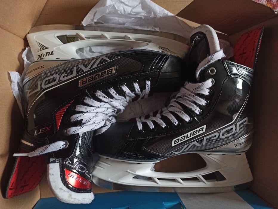 Продам коньки хоккейные Bauer.