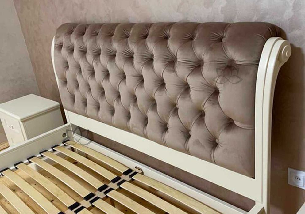 Ліжко з масиву бука та м’якою каретною стяжкою