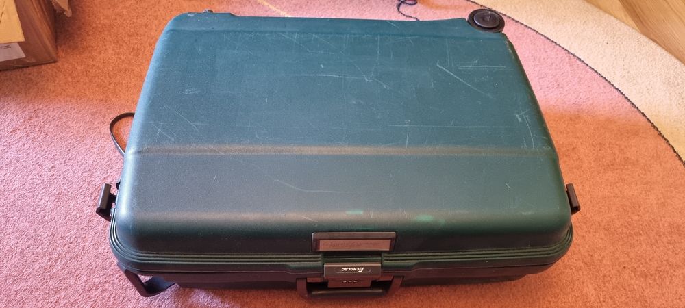 Продам ЧЕМОДАН с крепкого пластика