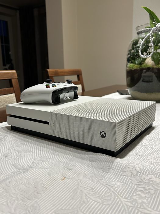 Sprzedam xbox one +  dwa akumulatory