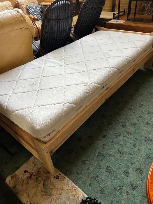 Drewniane łóżko z materacem 90x200