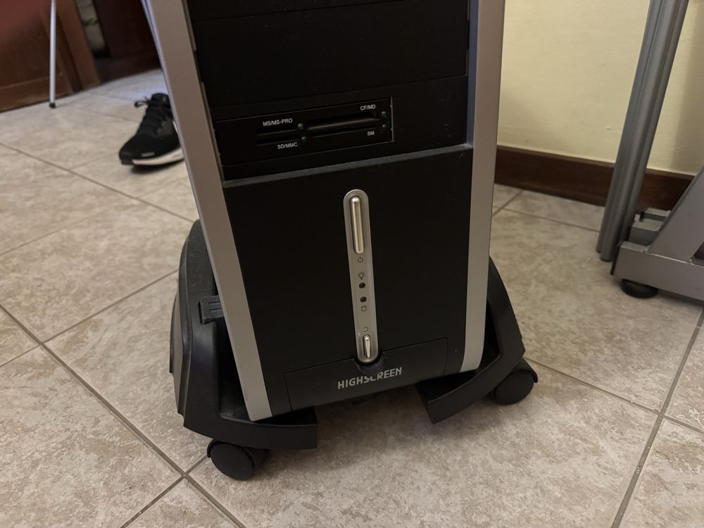 Suporte para torre de computador, com rodas