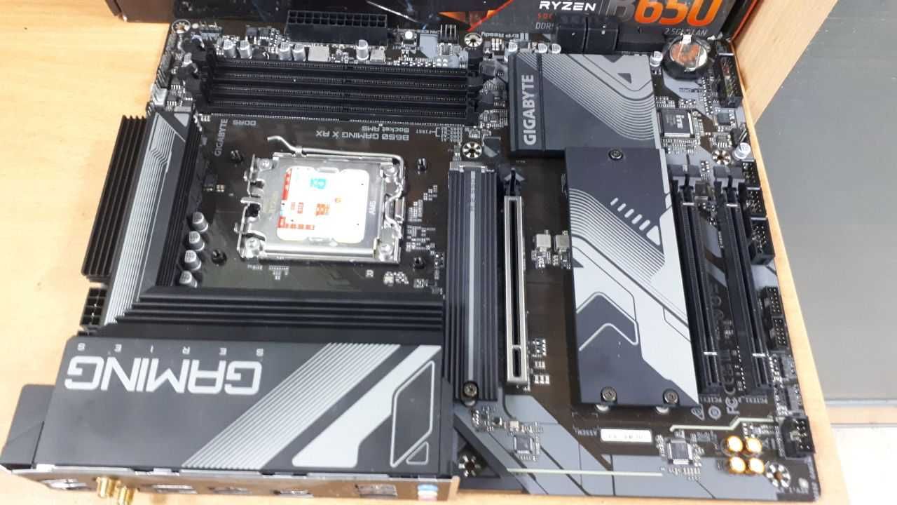 Материнська плата Gigabyte B650 GAMING X AX