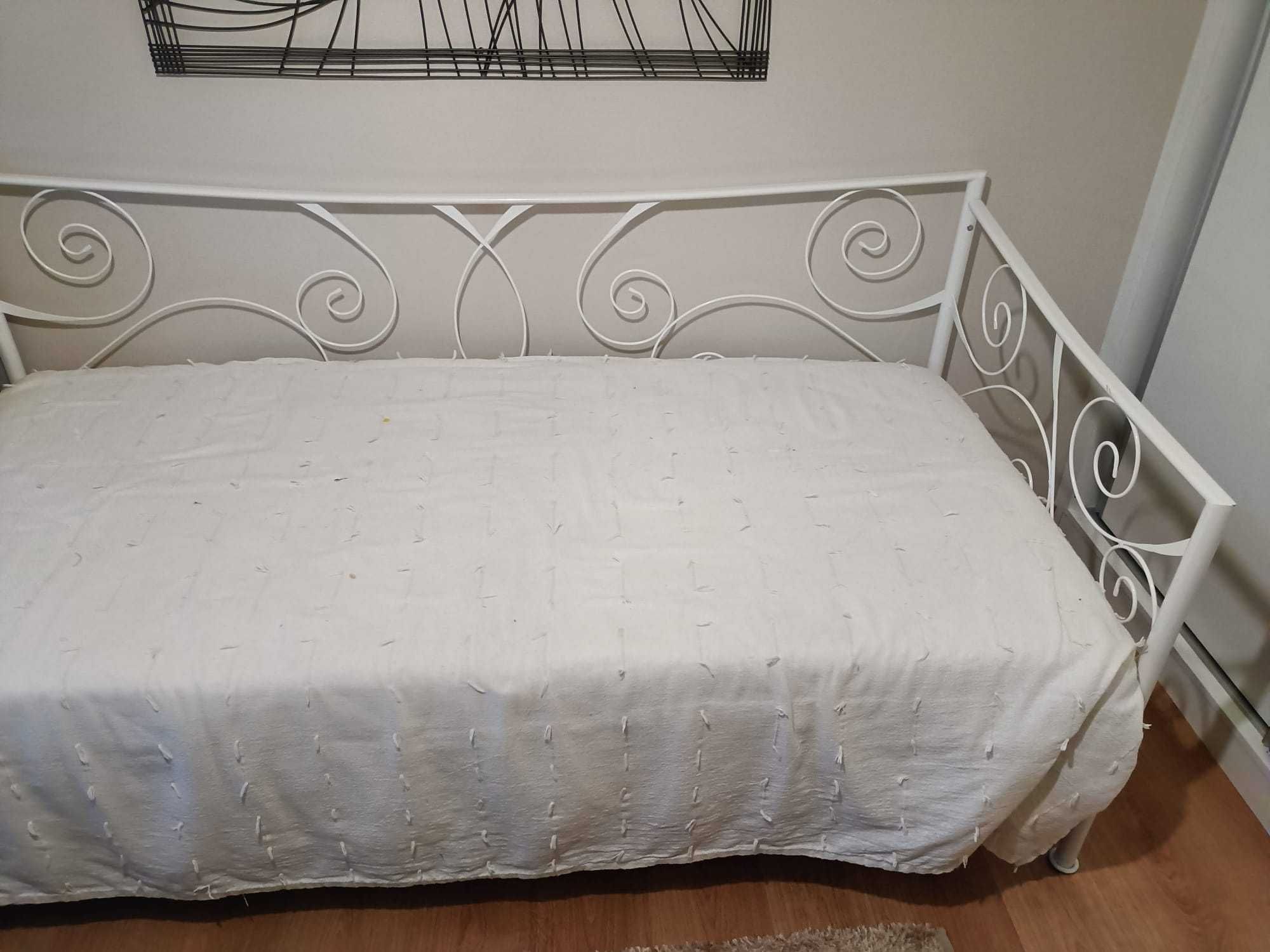 Cama de ferro em branco