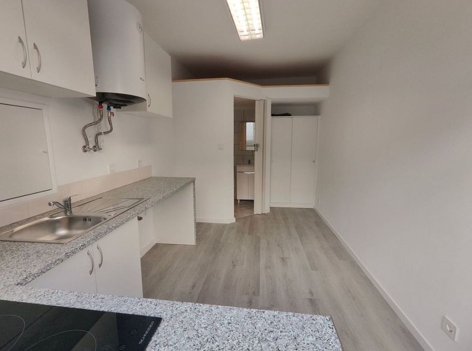 Arrenda Pequeno studio para moradia ou fins comerciais