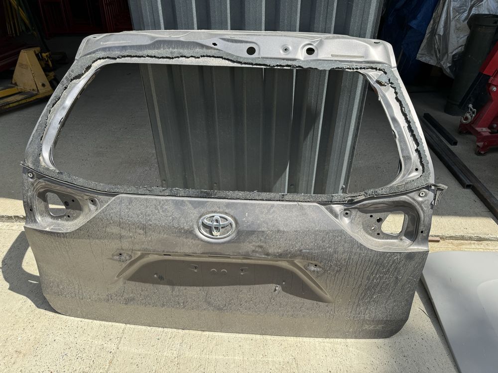 Двері багажника ляда Toyota Sienna 2011-2020  без скла