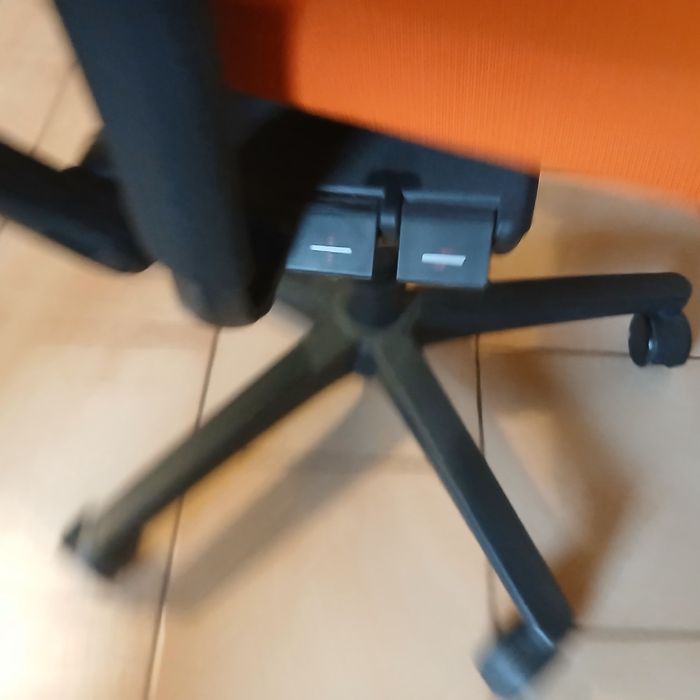 Fotel obrotowy uszkodzony