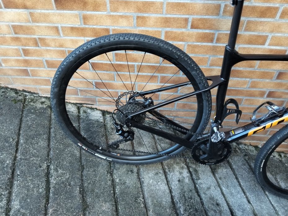 Vende se Gravel Giant carbono