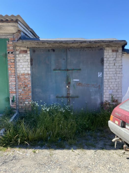Продам цегляний гараж з воротами під бус