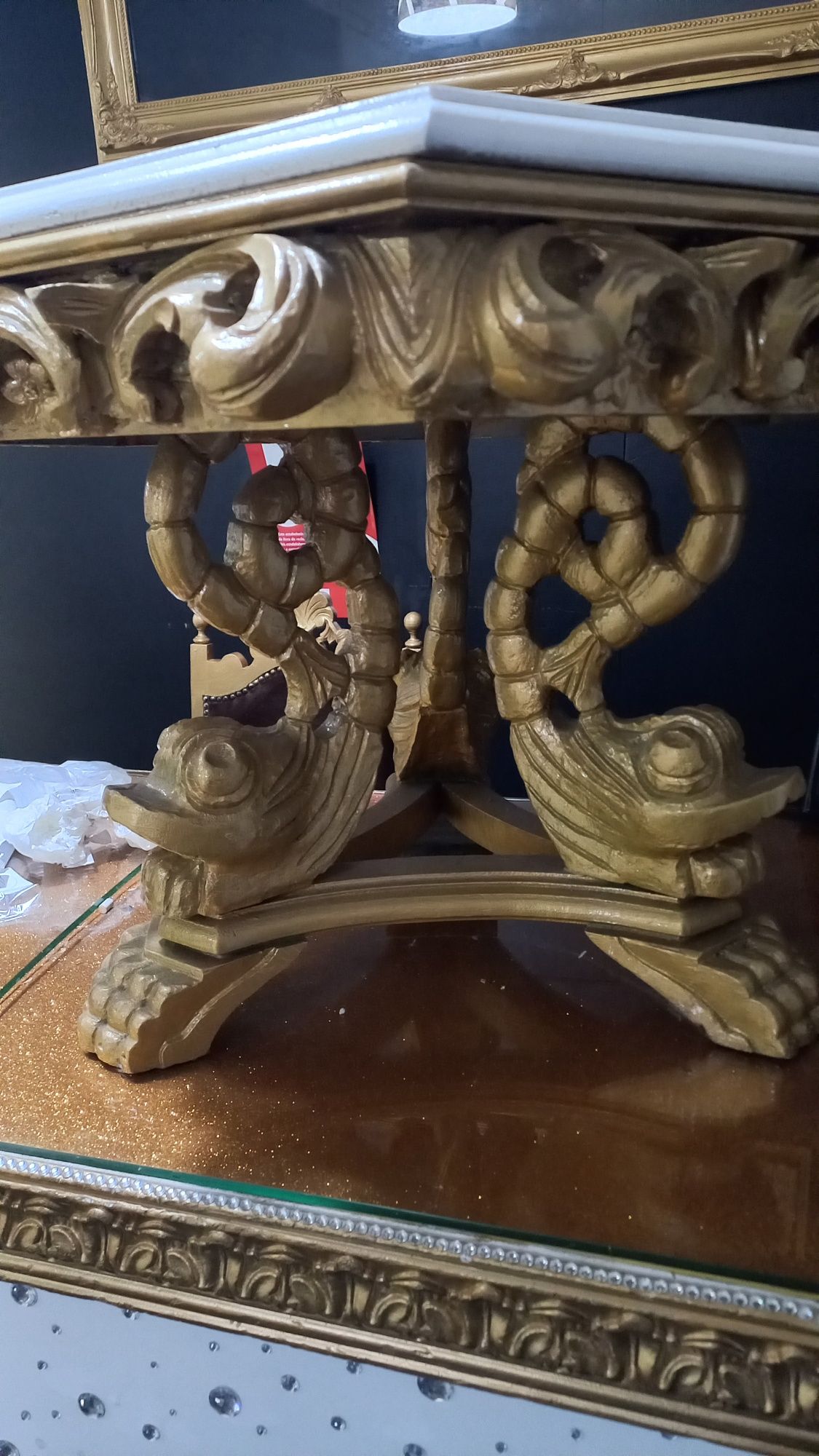 Mesa de apoio decorativa dourada