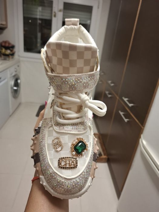 Sapatilhas bota bege muito confortáveis e respiraveis otimas .