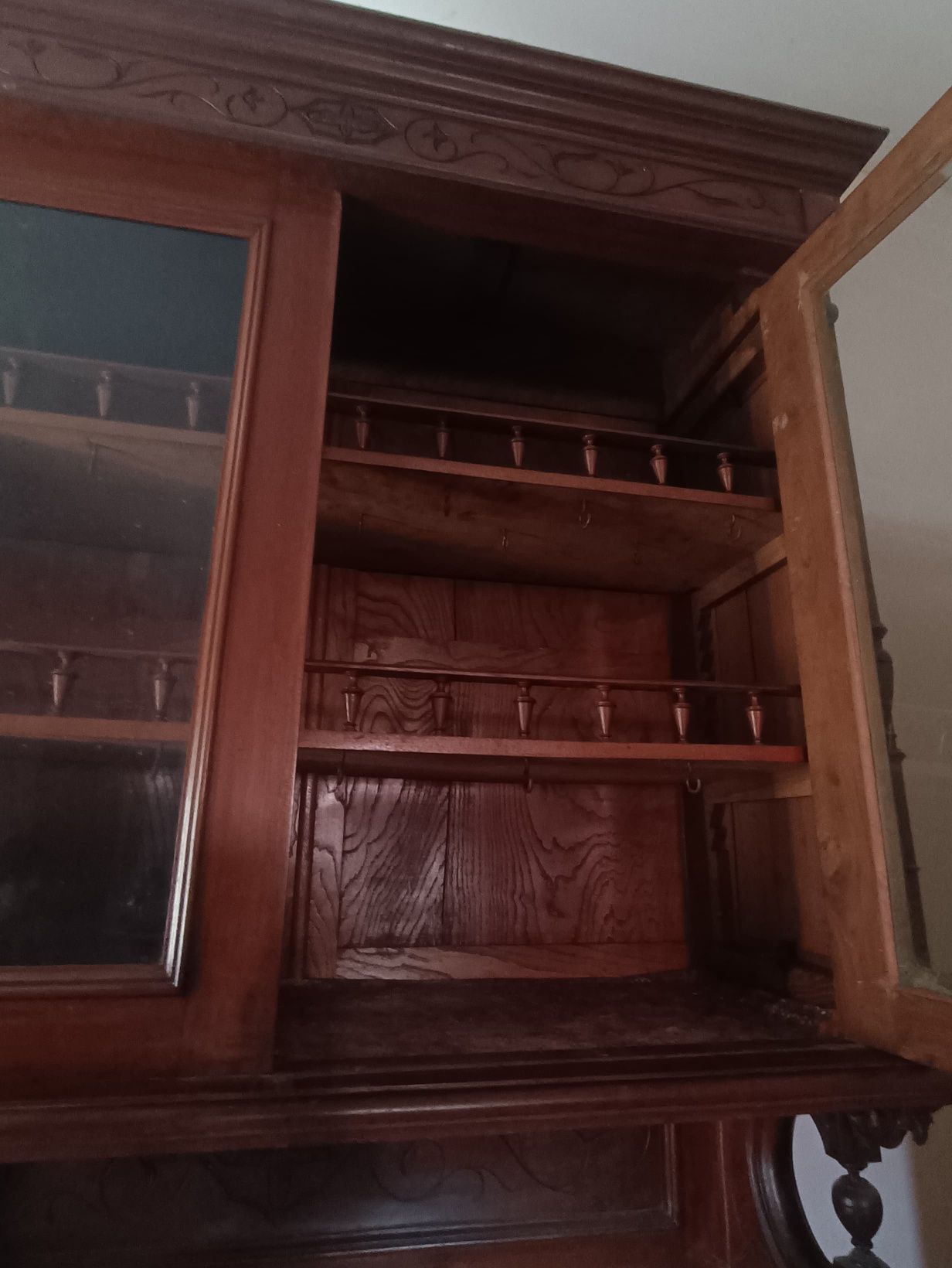 Móvel de sala com portas de vidro