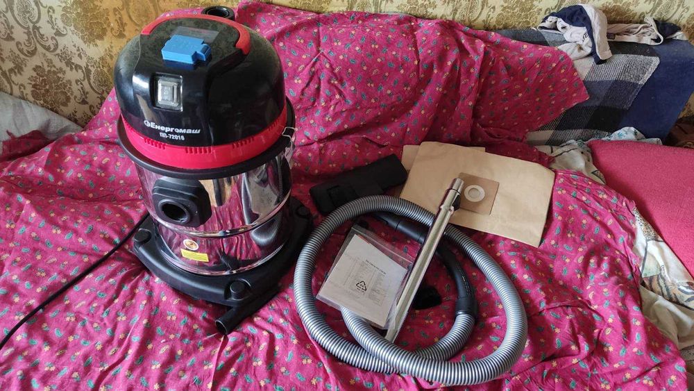 Пылесос Энергомаш ПП72016.  1600Вт   В состоянии нового.