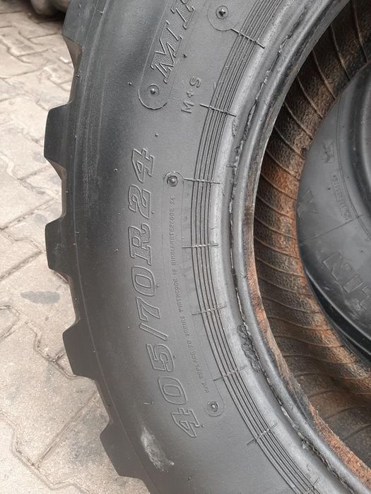 2x Opona używana przemysłowa 405/70R24 DUNLOP SP T9; 900zł(szt.) W4518
