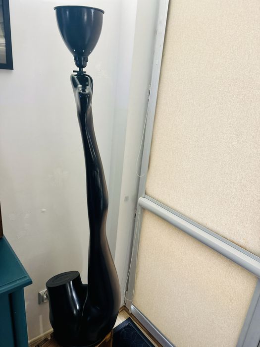 Lampa artystyczna z nogi od manekina