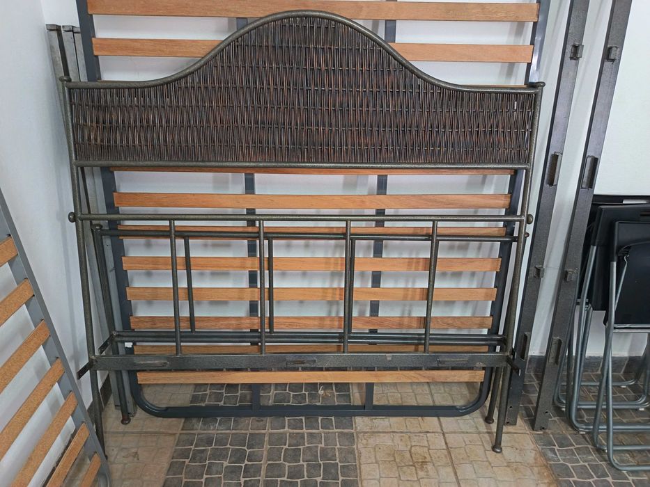 Cama de casal em ferro, c/ cabeceira em vime, c/ estrado e 2 cabeceira