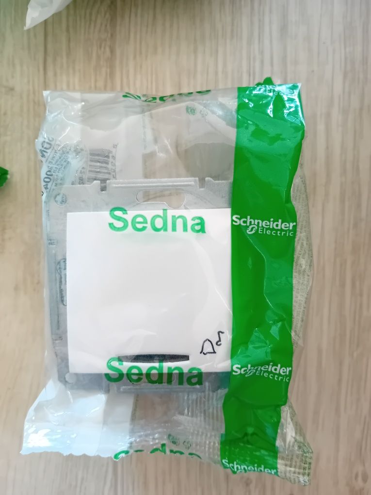 Wyłączniki - gniazdka - ramki Sedna Schneider. Kolor kremowy.