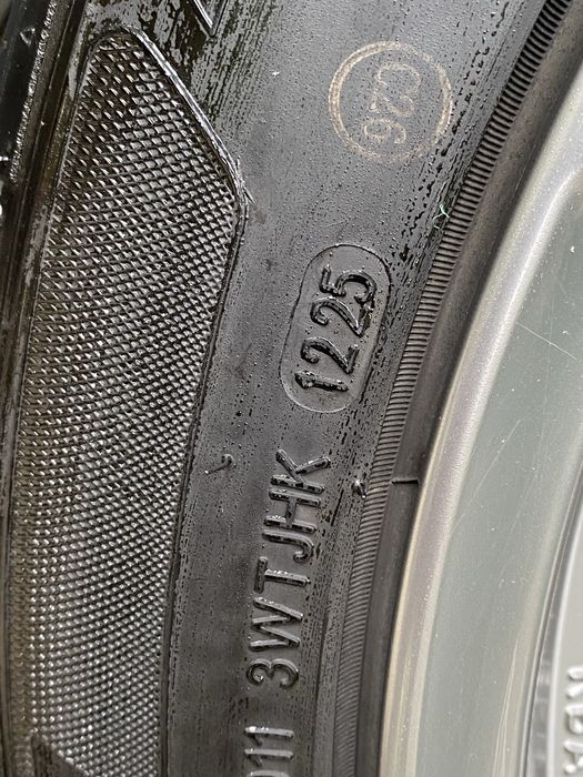Продам комлект дисков с резиной 235/45r18 год:2025
