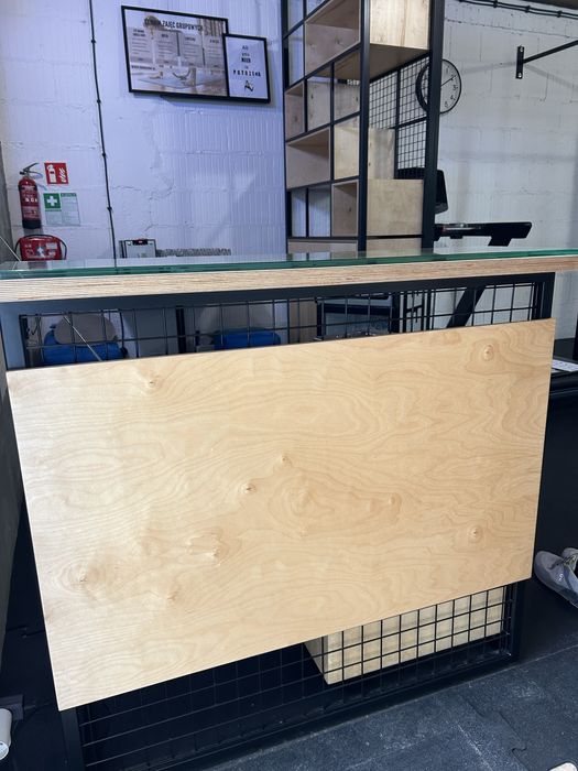 Lada Recepcja styl loftowy jak nowa sklejka do studia, salonu