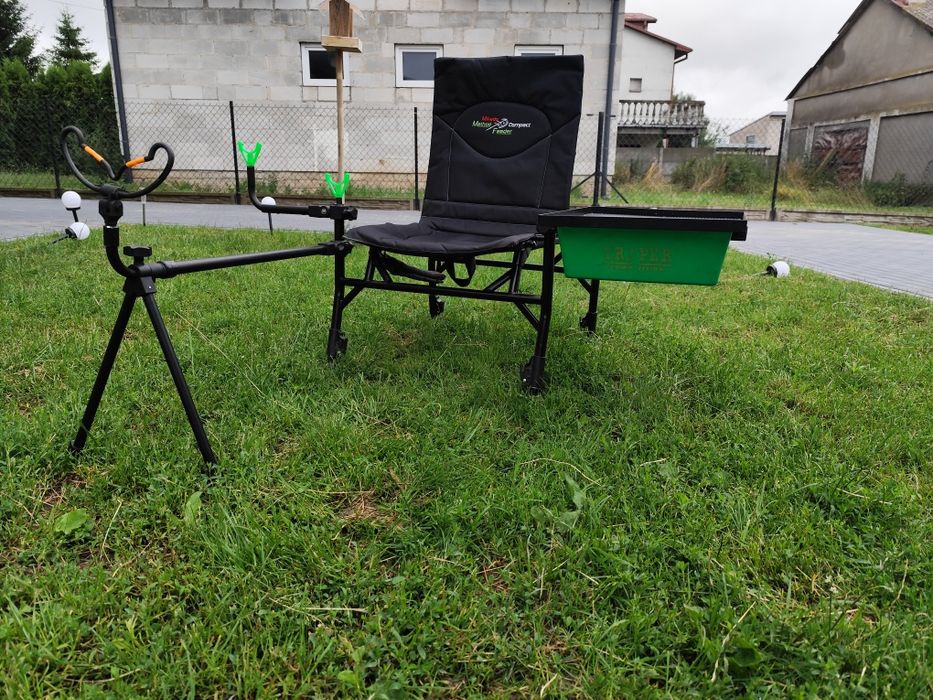 Fotel wędkarski Mikado z feeder arm i półką boczną